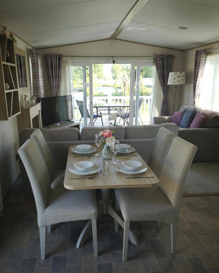 Lake Escape - Hoburne Cotswolds 南塞尔尼 外观 照片